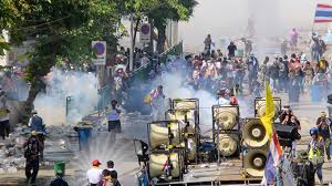 បូលីសថៃបានប្រើឧស្ម័នហៀទឹកភ្នែកដើម្បីរំសាយបាតុករ